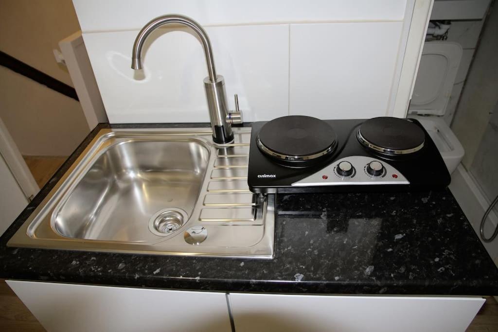 Ensuite With Kitchen Stunning Double-Bed Room In Zone 2 Londra Exterior foto