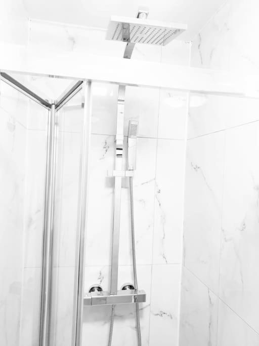 Ensuite With Kitchen Stunning Double-Bed Room In Zone 2 Londra Exterior foto